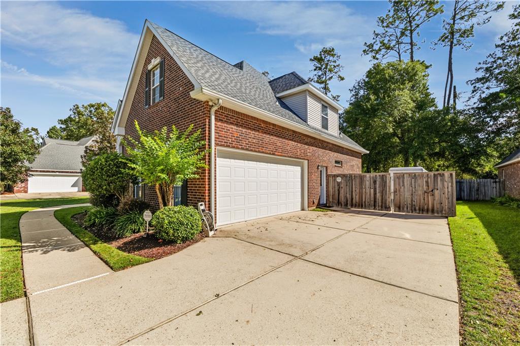 Photo 3 of Single family home for sale at 825 Sweet Bay Dr, Mandeville, LA 70448 | MLS# 2569929 | Listing updated on 2026-10-16