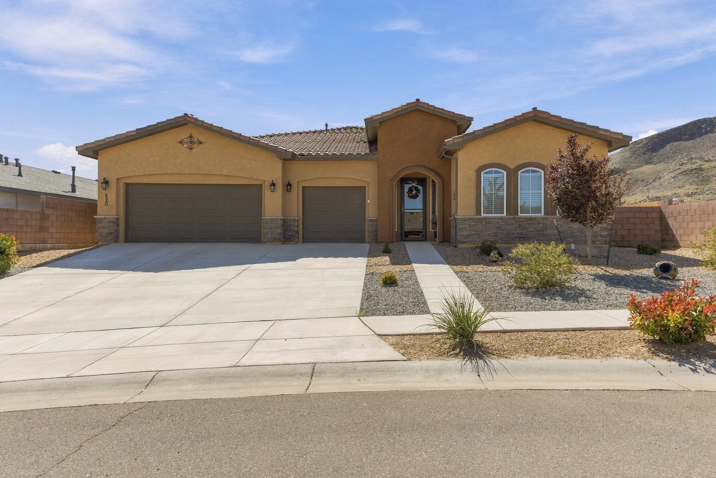 Photo 1 of Single family home for sale at 620 Rio Chama Cir Sw, Los Lunas, NM 87031 | MLS# 1112285 | Listing updated on 2026-10-10
