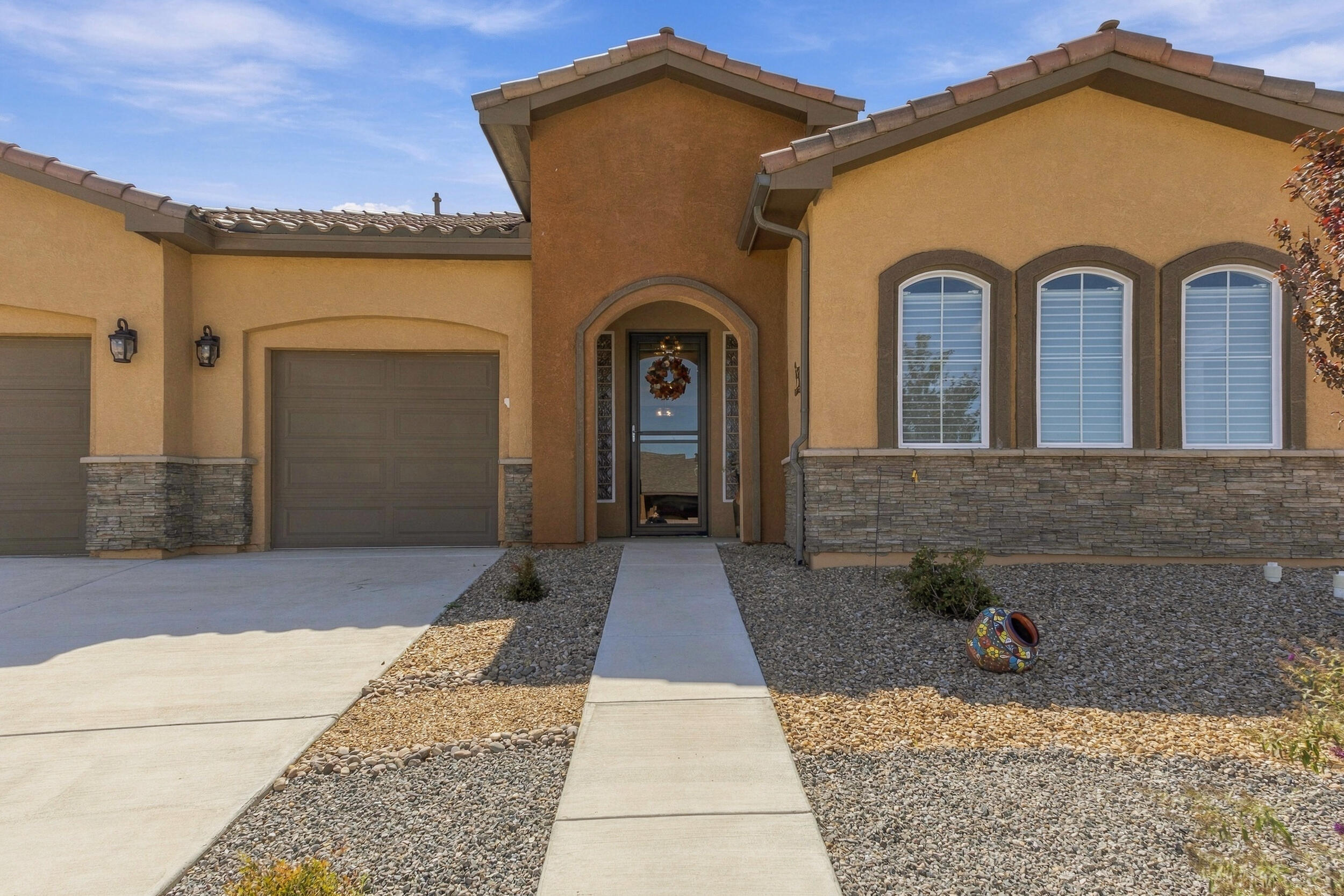 Photo 2 of Single family home for sale at 620 Rio Chama Cir Sw, Los Lunas, NM 87031 | MLS# 1112285 | Listing updated on 2026-10-10