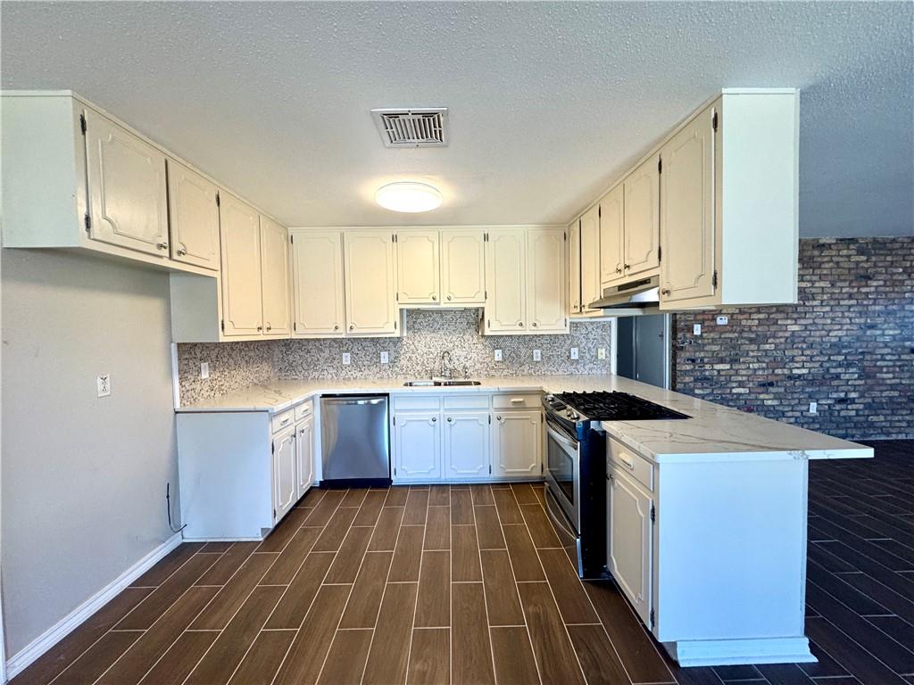 Photo 3 of Single family home for sale at 1604 Colony Pl, Metairie, LA 70003 | MLS# 2579402 | Listing updated on 2026-10-14