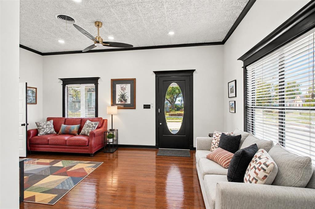 607 Iris Street — photo 3