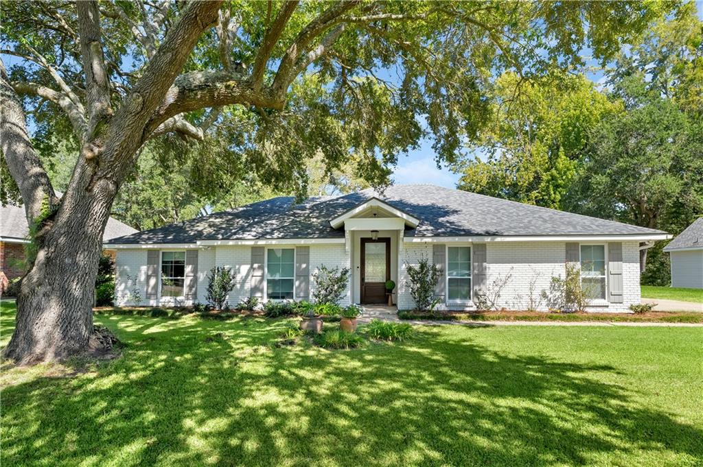 Photo 1 of Single family home for sale at 805 Beau Chene Dr, Mandeville, LA 70448 | MLS# 2581841 | Listing updated on 2026-10-23