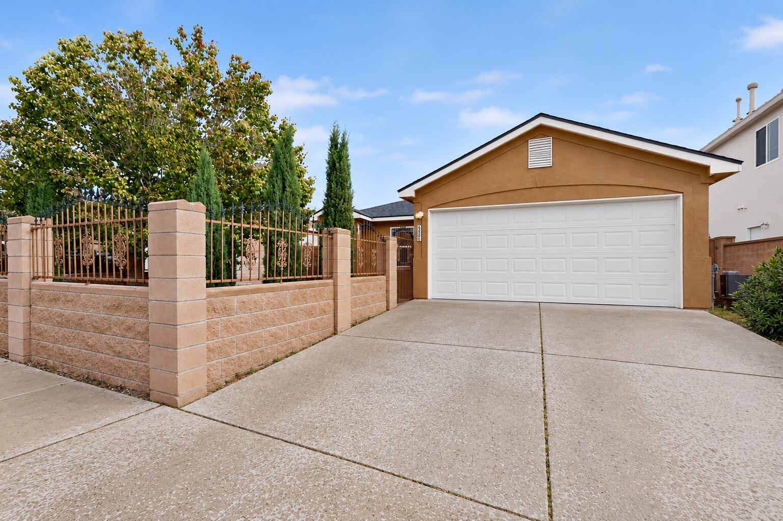 Photo 2 of Single family home for sale at 636 Escavada St Sw, Albuquerque, NM 87105 | MLS# 1113164 | Listing updated on 2026-10-28